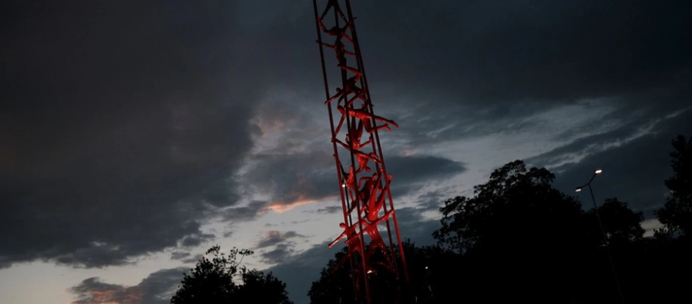 Θεσσαλονίκη: Αποκαλύφθηκε το γλυπτό «Meteoron» ύψους 11 μέτρων (φωτο)